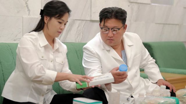 Kim Jong-un con una mujer manipulando medicamentos.