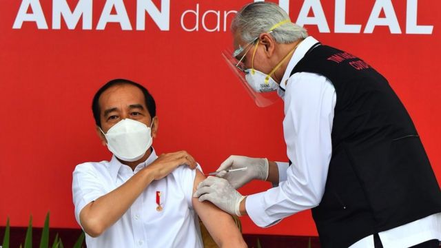 تلقى الرئيس الإندونيسي جوكو ويدودو جرعة من لقاح ضد فيروس كورونا في اليوم الأول من التطعيم الشامل في بلاده. 13 يناير/كانون الثاني 2021