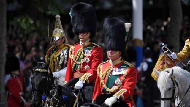 El príncipe William, duque de Cambridge y el príncipe Carlos, príncipe de Gales, montan a caballo durante el desfile.