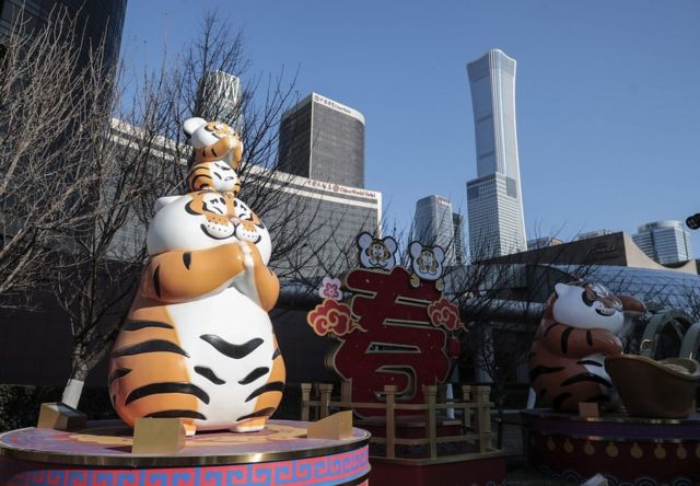 北京街头展示的虎年装饰品。