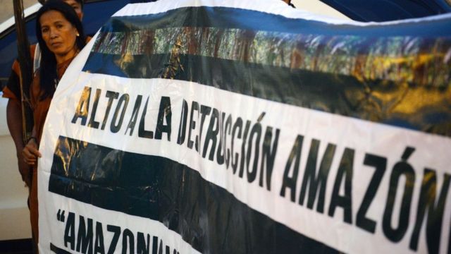 Cartel en defensa de la Amazonía.