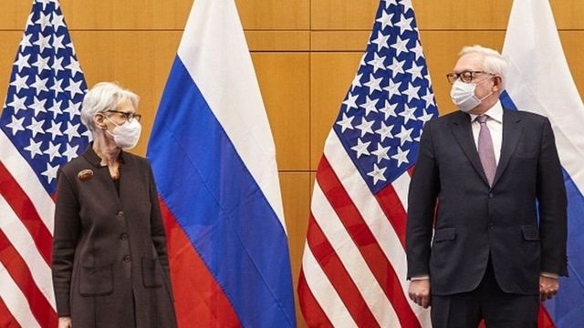 美国副国务卿谢尔曼（左）和俄罗斯副外长里亚布科夫(photo:BBC)