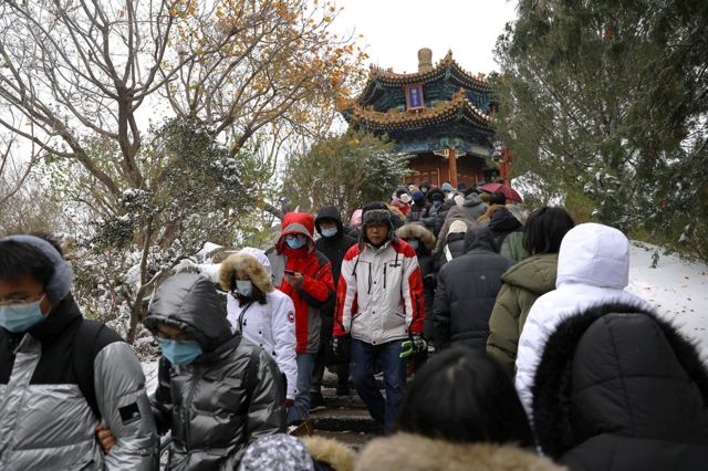 Tourists from Jingshan, Beijing are one after another. The top of Jingshan overlooks the Forbidden City.
