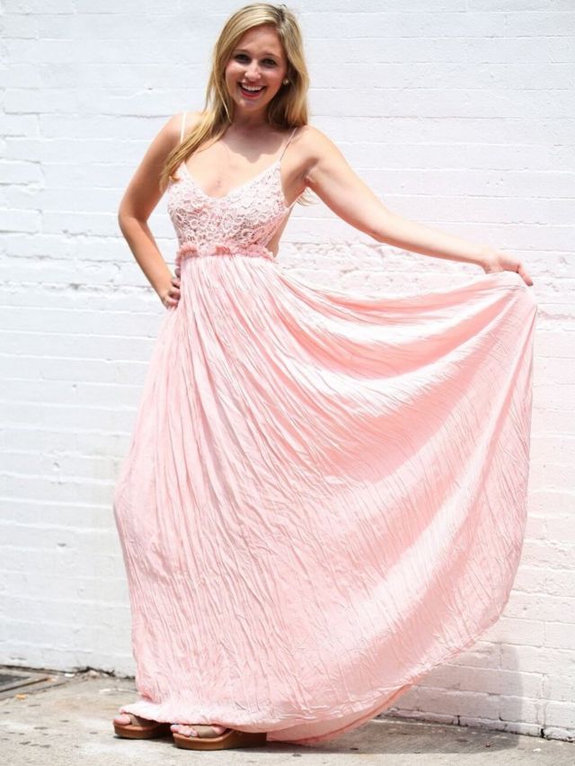 Jen Glantz con un vestido rosa