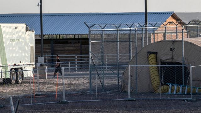 Centro de detención de migrantes en Texas, EE.UU.