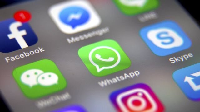 WhatsApp e outros aplicativos na tela de um celular