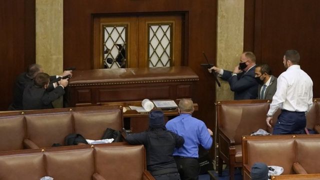 Nhiều người xông vào tòa nhà Quốc hội gây ra bạo loạn khi lập pháp đang có thủ tục đếm phiếu cử tri đoàn.