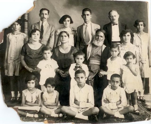 الحاخام اليهودي مغربي الأصل سلمون ملكا مع زوجته وأولاده وأحفاده