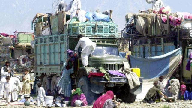 Taliban, ele geçirdiği bazı yerlerde aşiretlerden destek görürken bazı yerlerde halk, baskılara dayanamayarak çevre ülkelere göç etti