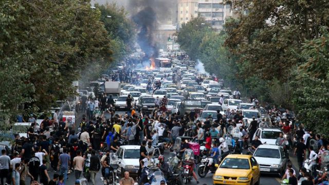 Los manifestantes bloquean las calles de Teherán