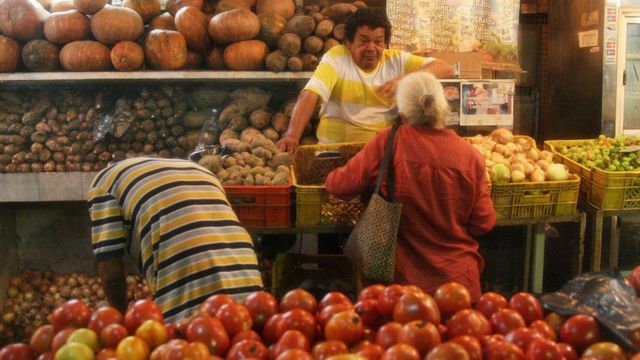 Venta de alimentos en un mercado en Venezuela.