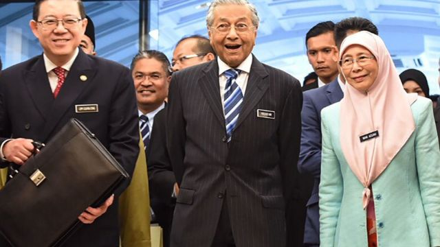 PM Mahathir Mohamad (tengah) bersama Menteri Keuangan Lim Guang Eng (kiri) dan wakil PM Wan Azizah Wan Ismail.