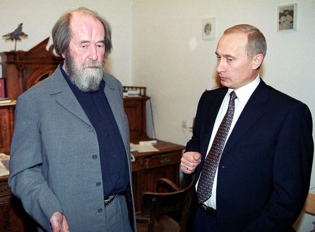 Tổng thống Nga Vladimir Putin trò chuyện với nhà văn Nga Alexander Solzhenitsyn, tại ngôi nhà ngoại ô của Solzhenitsyn gần Moscow vào ngày 20 tháng 9 năm 2000
