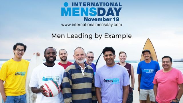 Affiche de la Journée internationale de l'homme 2018 - un groupe d'hommes souriant sur la plage sous le slogan "Men Leading By Example" (Les hommes montrent l'exemple)