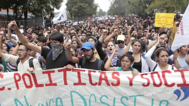 Estudiantes marchan en la UNAM