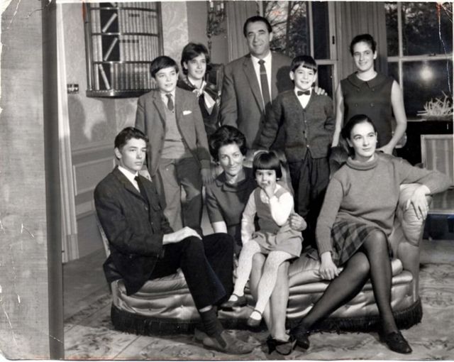 روبرت ماكسويل مع 7 من أبنائه التسعة. غيلين ماكسويل في الصورة جالسة على حجر والدتها