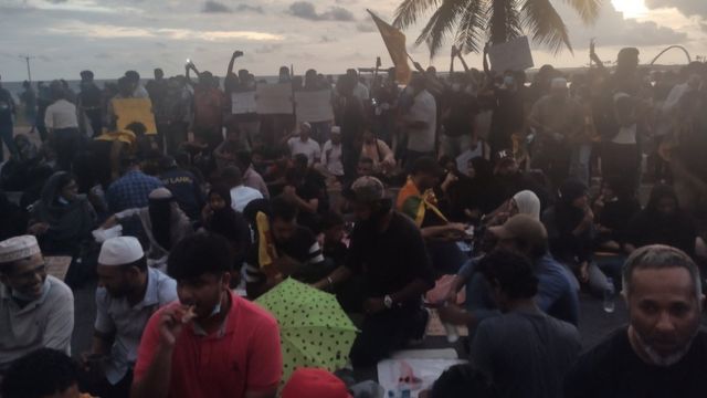 "அணியும் ஆடை முதல் அனைத்திலும் சவால், அதனால் போராட வீதியில் இறங்கிவிட்டேன்" - இலங்கை இஸ்லாமிய பெண்