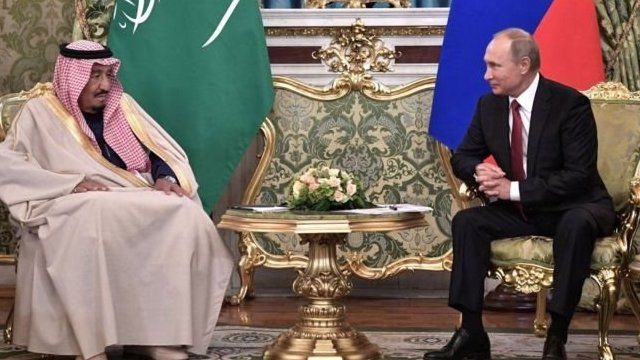 Rey Salman bin Abdulaziz de Arabia Saudita y el presidente ruso Vladimir Putin en Moscú.