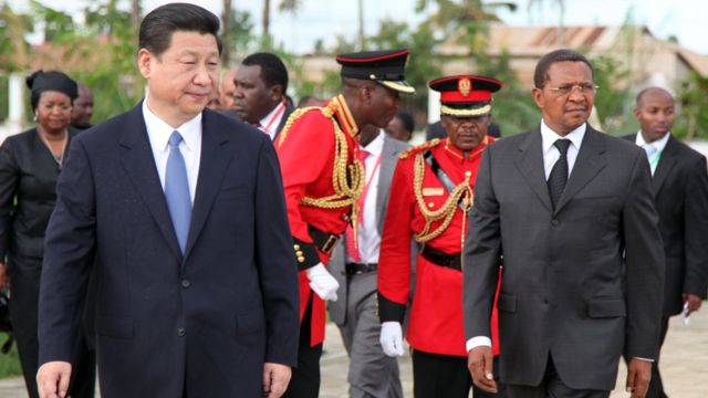 Chủ tịch TQ Tập Cận Bình và Tổng thống Tanzania Jakaya Kikwete trong chuyến đi thăm ba nước châu Phi của ông Tập năm 2013
