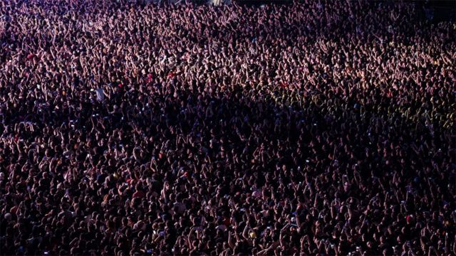 Una muchedumbre de gente en un concierto