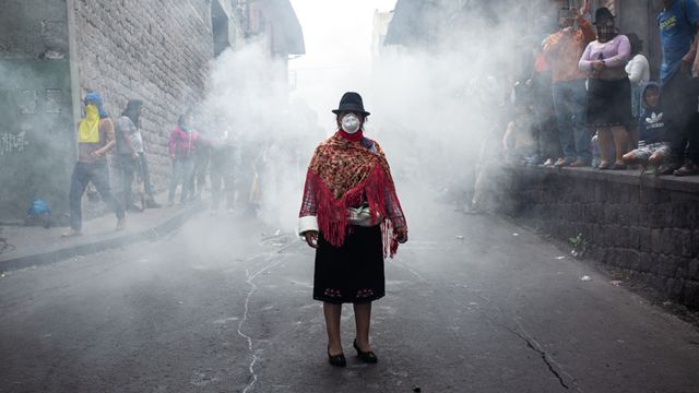 Crisis en Ecuador: ¿qué hay detrás de la foto más emblemática de las protestas indígenas? (y por qué las mujeres son clave en este movimiento) - BBC News Mundo