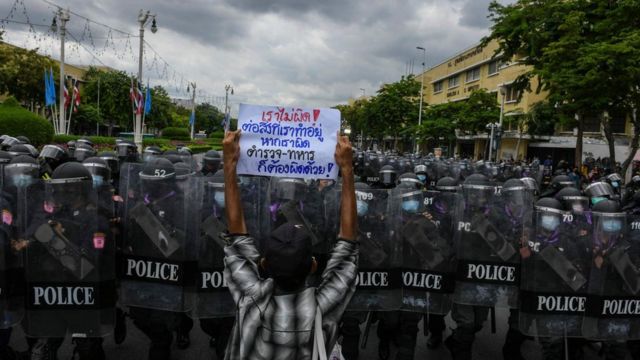 นาที คฝ. กระชับพื้นที่อนุสาวรีย์ชัยสมรภูมิ สกัดไม่ให้มีการชุมนุม