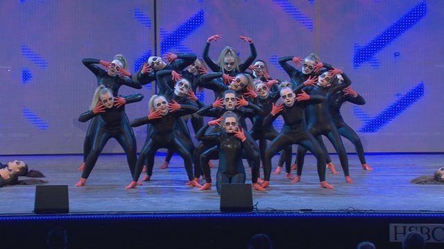Dawns Disgo, Hip Hop neu Stryd i Grŵp (104) / Group Disco, Hip Hop or Street Dance (104)