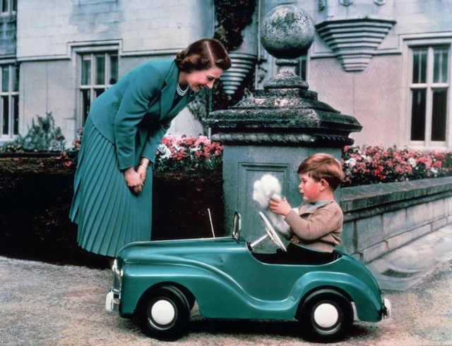 الملكة تشاهد ابنها الأمير تشارلز يقود سيارة لعبة على أرض قلعة بالمورال