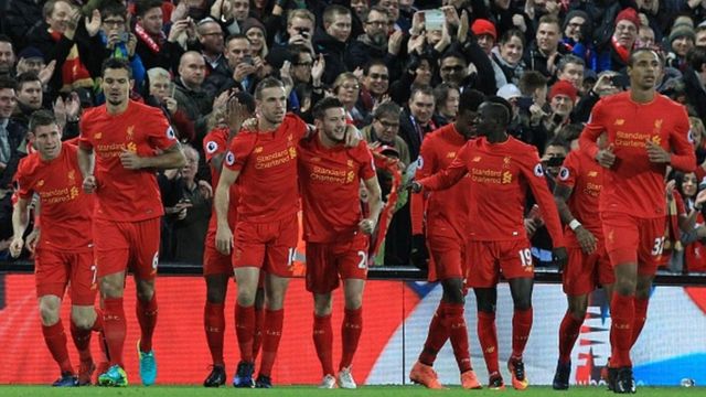 L'équipe de Liperpool fêtant un but marqué