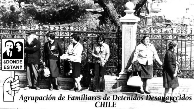 Miembros de la AFDD en una manifestación encadenadas