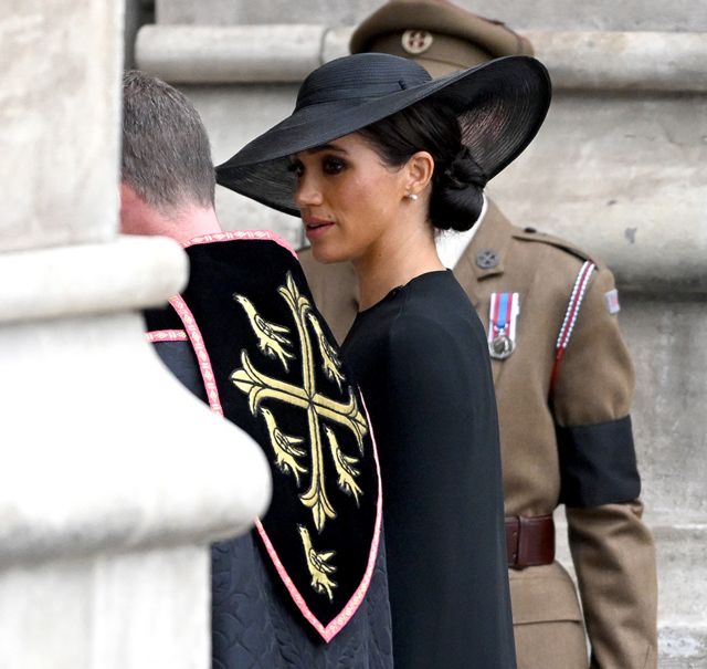 Meghan Markle, duquesa de Sussex, llega al funeral de estado de la reina Isabel II en la Abadía de Westminster