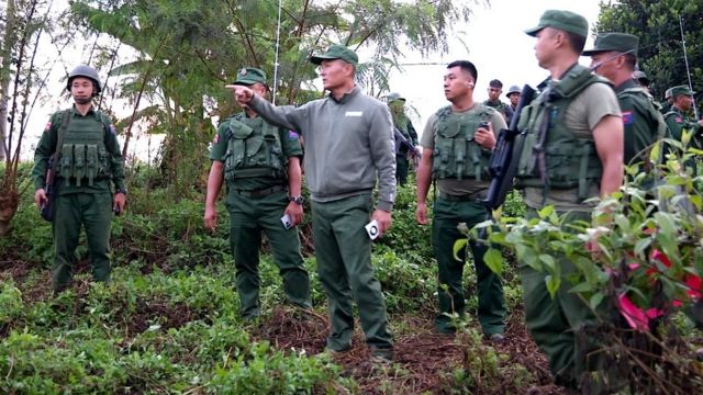 緬甸民族民主同盟軍總司令彭德仁（中右）指揮攻擊（果敢資訊網圖片27/10/2023）