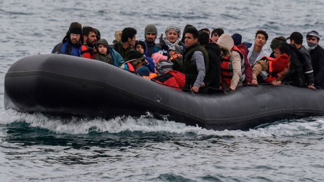 Afganları taşıyan ve yasadışı yollarla Ege Denizi'ni geçmeye çalışan bir bot