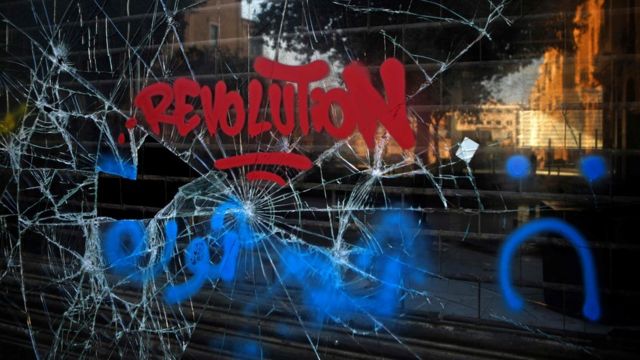 La palabra "Revolución" está escrita en una vitrina rota en Beirut