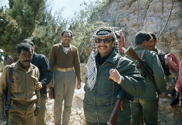 یکی از اردوگاه‌های جنبش فتح در اردن در دهه ۱۹۷۰ - زمانی که یاسر عرفات و تعدادی از همراهانش جنبش فتح را پایه‌گذاری کردند، خط مشی «مبارزه مسلحانه با اسرائیل برای آزادی فلسطین» را در پیش گرفتند و سال‌ها با اسرائیل جنگیدند
