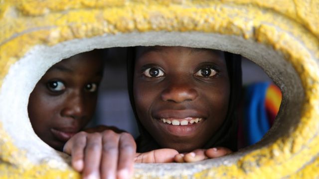 Deux enfants jouent a l'école - Cote d'Ivoire