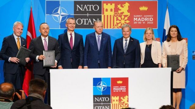 الرئيس التركي رجب طيب أردوغان والرئيس الفنلندي سولي نينيستو ورئيسة الوزراء السويدية ماغدالينا أندرسون في مدريد يوم الثلاثاء (28 يونيو/حزيران 2022) تحت رعاية الأمين العام لحلف الناتو ينس ستولتنبرغ