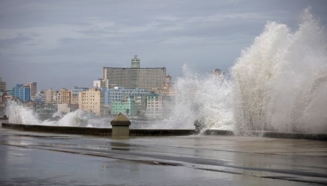Vista del malecÃ³n de La Habana con grandes olas.