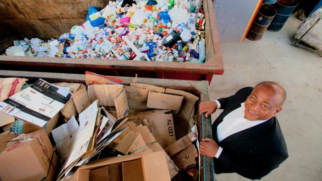 O empresário Júlio César Chagas Santos observa contêineres com material reciclado