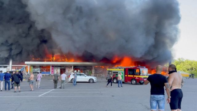 Imágenes del centro comercial en llamas en Kremenchuk.