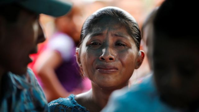 25日にグアテマラで営まれたジャケリンちゃんの葬儀で涙を見せる母親のクラウディア・マキンさん