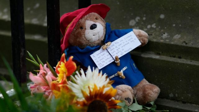 民众留下帕丁顿熊和鲜花向女王致敬(photo:BBC)