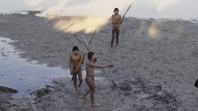 Tres miembros de una tribu indígena.