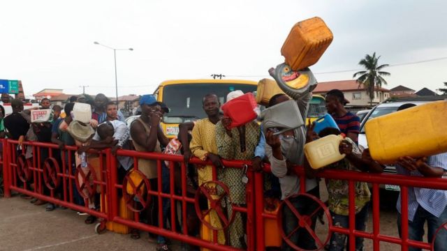 People wey queue for fuel.