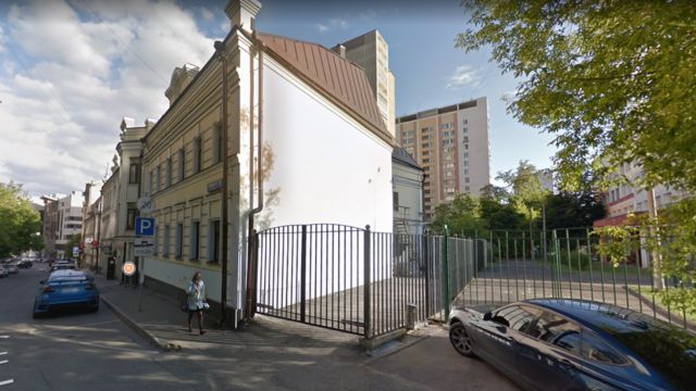 Двухэтажное здание в Докучаевом переулке