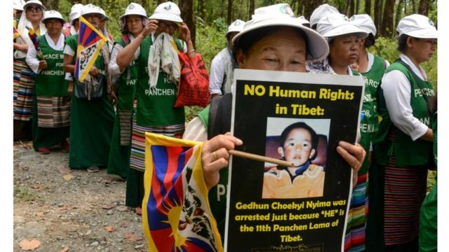 membros budistas tibetamos da Associação de Mulheres Tibetanas em manifestação pelos 30 anos do 11º Pachen Lama, que desapareceu aos seis anos