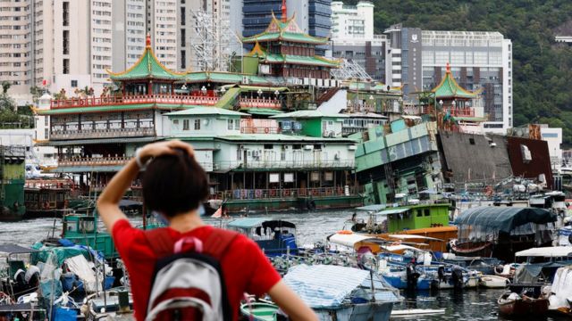 香港仔避风塘海旁一名路人驻足眺望珍宝海鲜舫侧翻的厨房船（1/6/2022）