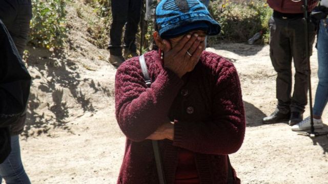 Mujer se lamenta.