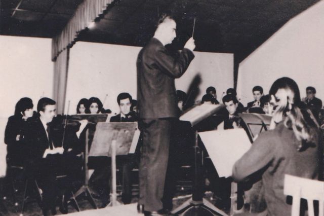 حسین ناصحی در حال رهبری ارکستر هنرستان عالی موسیقی در تهران (۱۹۷۳) - عکس از کتاب «موسیقی‌دانان ایرانی» (چاپ ۱۹۹۹) نوشته پژمان اکبرزاده