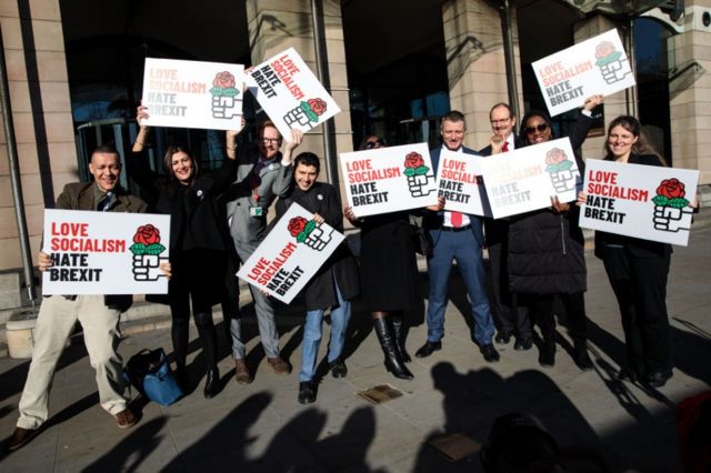 Un grupo de parlamentarios laboristas con pancartas contra el Brexit en Londres, en 2019.